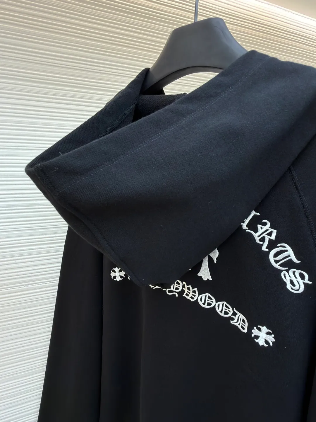 Chrome Hearts solid color hooded embroidered letter sweatshirt ●Original version: purchased and developed by 22939 ●Item number: 1682378-B15 ●Fabric: combed cotton fabric ●Technology: embroidery production ●Color: black ●Version: loose fit ●Weight: about 885 grams ●Size: S-M-L ●Description: This Crow Heart solid color hooded embroidered sweatshirt is made of 420g heavyweight pure cotton terry fabric. It has been processed by enzyme washing process. The fabric is soft and skin-friendly and not easy to deform and pill. It is also pre-shrunk and the size is stable after washing. The body is designed with raglan sleeves, which is ergonomically designed and allows movement without any restriction. The hooded part has a built-in double-layer drawstring, and the rope head is made of metal, which is thick and wear-resistant. The front placket uses a YKK customized zipper, which is smooth and easy to pull and has strong oxidation resistance. The letter logo on the chest adopts imported embroidery technology, using high-gloss embroidery thread, with a stitch density of 15 stitches/cm, and the pattern is three-dimensional and clear without skipping lines. The kangaroo pocket is cut in one piece, and the edges are reinforced with double-needle stitching. The ribbed fabric on the cuffs and hem is custom-woven and high-elastic, which will not loosen after long-term wear. The overall seams are combined with flat stitching and overlocking. The details show the brand's hard-core craftsmanship and street style. The overall wiring is straight and delicate, the fabric is comfortable and soft, and the color is consistent without color difference. It can be matched with the same style to create a fashionable look and control various occasions. Customized accessories, complete with three standards, same style for men and women!